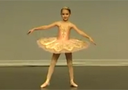 Isabella múa ballet cổ điển